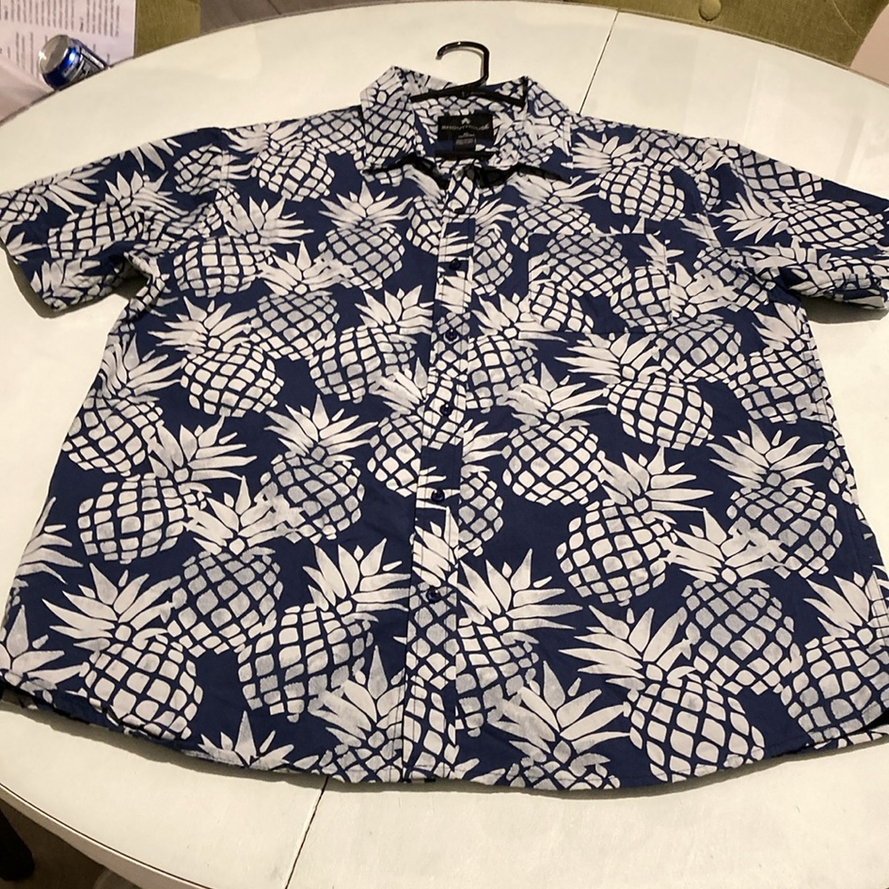 SHOUTHOUSE short sleeve shirt men’s
Size XL